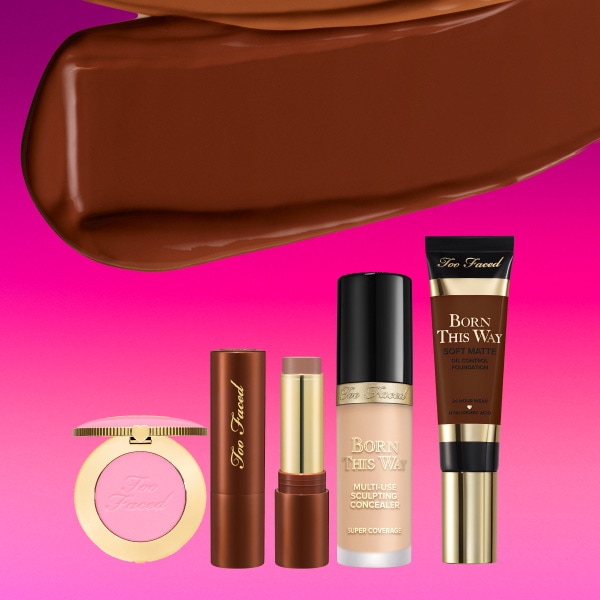 productos de maquillaje y corazones rosas