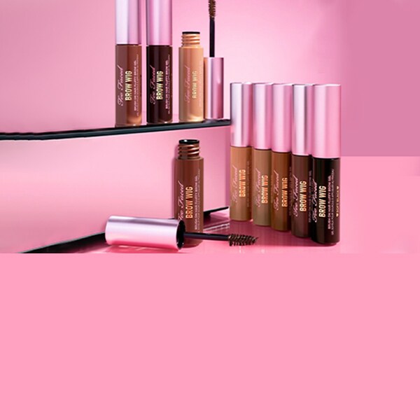 Make-up-Produkte und pinkfarbene Herzen