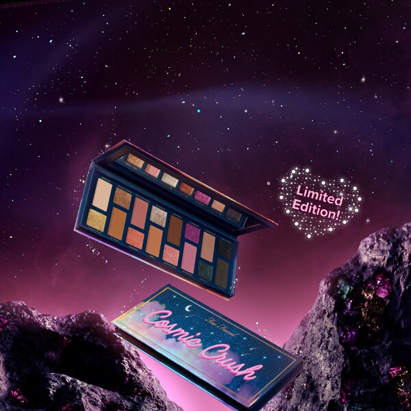 Make-up-Produkte und pinkfarbene Herzen